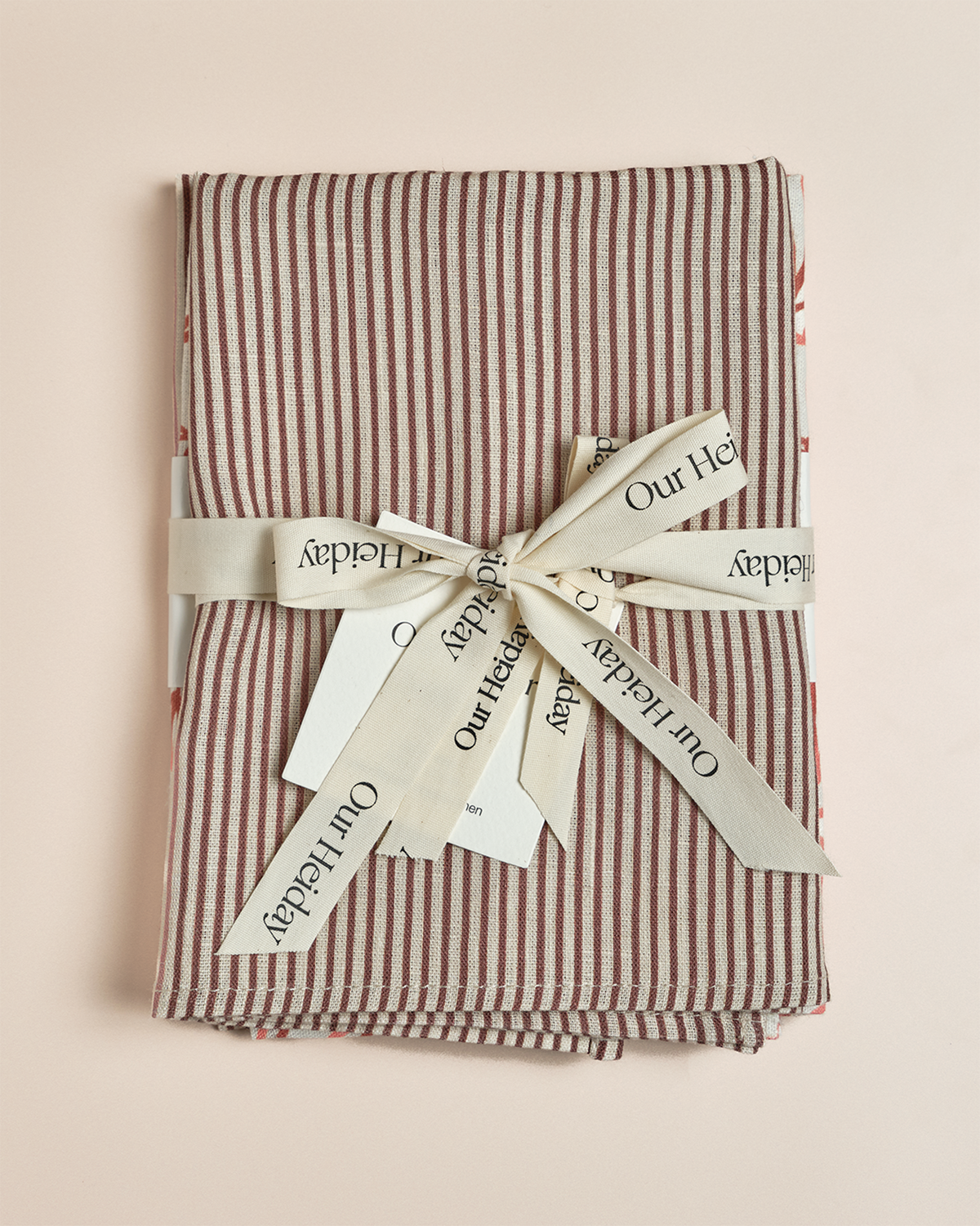 folded linen dinner napkin gift set